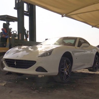 Video: Dubaijas auto kapsētā par zemām cenām var nopirkt pat svaigus superauto