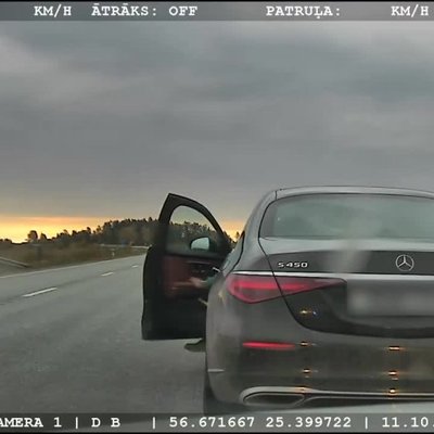 Video: Aizkrauklē 'Mercedes' traucas ar 152 km/h; vadītājs tiek pie soda