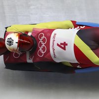 Pasaules čempions kamaniņu sportā pirmssezonas treniņā Oberhofas trasē salauž kāju