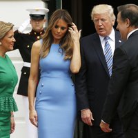 Melānija Trampa valdzina pieguļošā kleitā