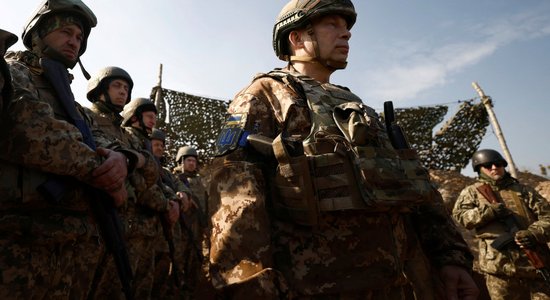 Ukrainas karaspēks atstāj Avdijivku; okupanti kaujā iesaistījuši visas rezerves