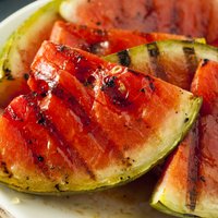 Neparasti grila ēdieni – no arbūza līdz marinētiem gurķiem