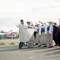 ФОТО, ВИДЕО: в честь "Балтийского пути" на взлетной полосе аэропорта "Рига" станцевали в народных костюмах