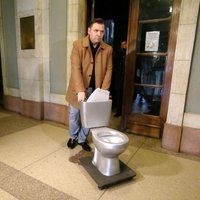 Koncertzāles 'Rīga' kašķis: Millers LZA prezidentam Spārītim uzdāvina tualetes podu