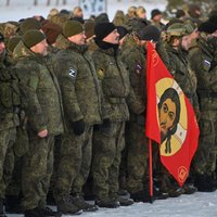 Lielbritānija: Krievija karavīriem cēlusi algas cerībā piesaistīt armijā jaunpienācējus