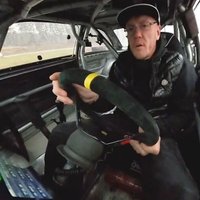 Video: Kambala cenšas savaldīt 700 ZS jaudīgu drifta BMW
