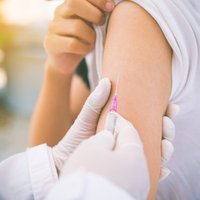 Латвия срочно ищет персонал для центров вакцинации