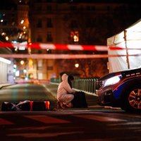 Parīzē uzbrukumā pie Eifeļa torņa viens cilvēks gājis bojā un divi ievainoti