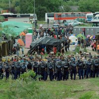 ФОТО, ВИДЕО: Cотни нелегалов сбежали из лагеря беженцев в Венгрии