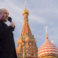 Путин на 100-тысячном митинге у Кремля: "Попытки осложнить России жизнь — бесполезное занятие"