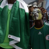 Болельщик сборной Нигерии во время чемпионата мира по футболу упал с крыши