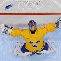 Pasaules čempioni Zviedrijas hokejisti iekļūst Soču Olimpiādes finālā