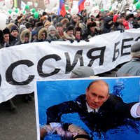 В Москве задержаны активисты с плакатом "Долой царя Путина"