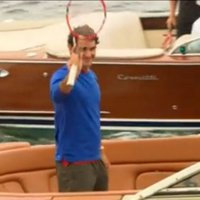Video: Rodžers Federers un Leitons Hjūits spēlē tenisu laivās
