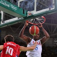 ASV basketbolisti dramatiskā izskaņā uzvar Serbiju; Austrālija iekļūst ceturtdaļfinālā
