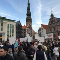 ФОТО: В центре Риги на шествие против приезда беженцев вышли 500 человек