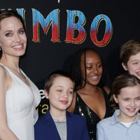 ФОТО: Анджелина Джоли с детьми посетила кинопремьеру