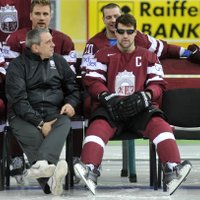 Foto: Latvijas hokejisti labā noskaņojumā fotografējas un aizvada vieglu treniņu