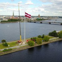 ФОТО: На дамбе AB в Риге устанавливают монументальный флаг Латвии