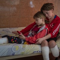 После удара по вокзалу в Краматорске 11-летняя Яна потеряла обе ноги, а ее мама — одну. Сейчас украинки заново учатся ходить — в США им поставили протезы
