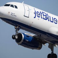 'JetBlue' pasažieris pajoko par spridzekli un tiek izsēdināts no lidmašīnas