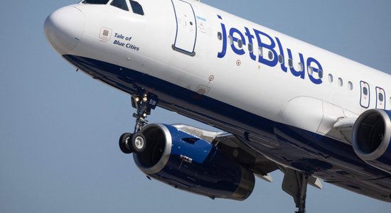 'JetBlue' pasažieris pajoko par spridzekli un tiek izsēdināts no lidmašīnas