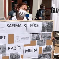 Video: 'Nost ar Pūci' un 'Atlaist Saeimu' – protestē pret novadu reformu