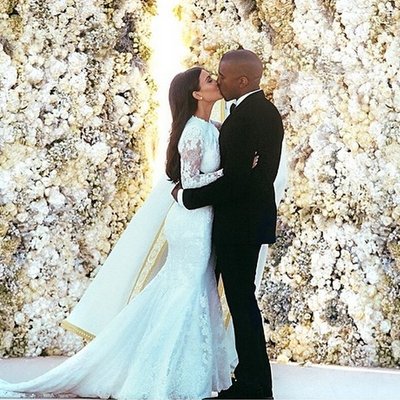 ФОТО: Свадебное фото Ким Кардашьян побило рекорды в социальных сетях