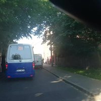 Video: Traucas pa pretējo joslu un citi Rīgas minibusa šofera pārkāpumi