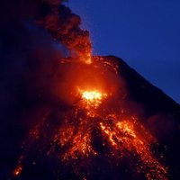 Foto: No Filipīnu aktīvākā vulkāna gāžas lavas straumes