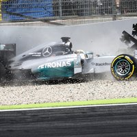 Hamiltonam avārija Vācijas 'Grand Prix' kvalifikācijā nav pagājusi bez sekām