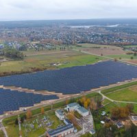 Foto: Investējot astoņus miljonus eiro, Ādažu novadā atklāts jauns saules paneļu parks