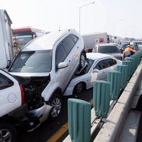 Foto: Necaurredzamas miglas dēļ Ķīnā un Korejā saskrienas vairāk nekā 100 auto; ir mirušie