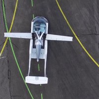 Video: Kā gaisā paceļas slovāku lidojošais automobilis 'AirCar'