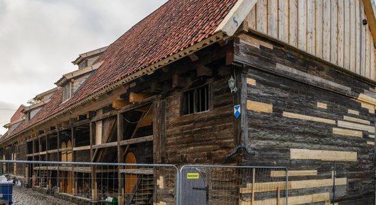 ФОТО: Отреставрирован особый памятник архитектуры – старейший деревянный склад Латвии