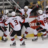 'Senators' Austrumu konferences fināla pirmajā mačā pagarinājumā uzvar 'Penguins'