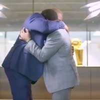NBA leģendas 'Magiskais' Džonsons un Aizeja Tomass emocionāli salīgst mieru
