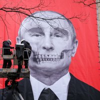 Uz Medicīnas vēstures muzeja fasādes atjaunots Putina miroņgalvas plakāts