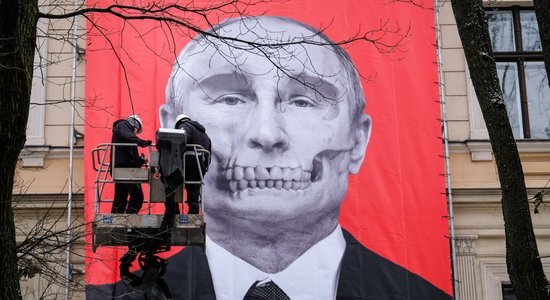 Uz Medicīnas vēstures muzeja fasādes atjaunots Putina miroņgalvas plakāts