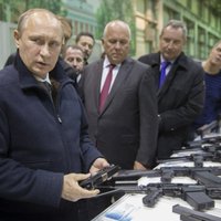 Lai noturētos pie varas, Putins var 'izspēlēt pat kodolkārti', brīdina korupcijas atmaskotājs