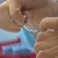 'Kāpēc Austrumeiropu Covid-19 skāris vieglāk?' – infektologi par sākto prettuberkulozes vakcīnas pētījumu