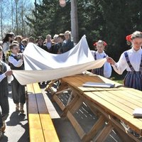 4. maijā aicina pacelt karogus un svinēt Baltā galdauta svētkus