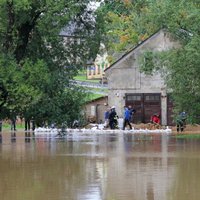 Video: Aizputē un Grobiņā upes iziet no krastiem un appludina ēkas