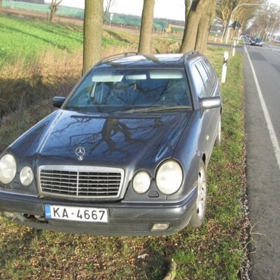 Foto: Vācijā jau mēnesi ceļmalā mētājas 'Mercedes' no Latvijas