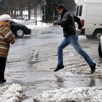Ледяной дождь в Риге: улицы превратились в каток, растет число травм, дорожные службы работают на полную мощность