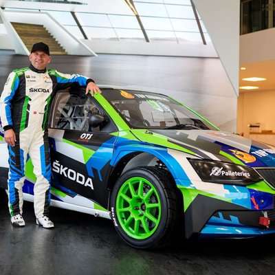 Autosportists Edijs Ošs prezentējis savu jauno 'Škoda Fabia' sacīkšu auto