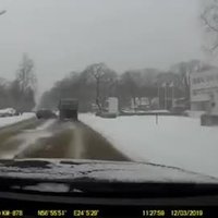 Video: BMW šoferis Rīgā teju izraisa sadursmi ar kravas auto