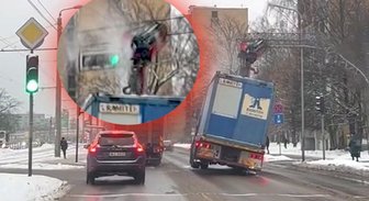 Video: Maskavas ielā smagais auto ar celtni nolauž luksoforu