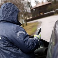 Pamatīgi iereibis šoferis ar 300 eiro mēģina piekukuļot policistus