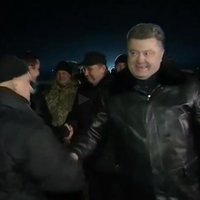 Video: Porošenko sagaida no gūsta atbrīvotos ukraiņu karavīrus
